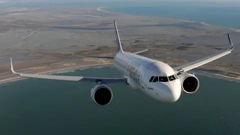 Airbus A picture of an A320neo airplane.