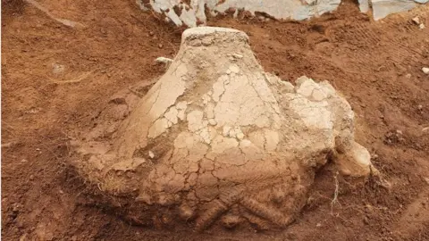 RoUND MOUNDS ISLE OF MAN Burial urn