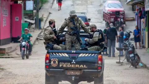 Getty Images Experts from the Federal Police from the Task Force are taken on a pick-up truck upon arriving at the port of Atalaia do Norte, a municipality in the state of Amazonas, Brazil, on 14 June 2022