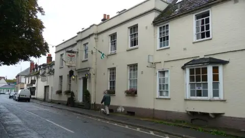 Geograph/ Chris Talbot Antrobus Arms