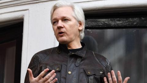 'Anti-Clinton' Wikileaks chat leaked - BBC News