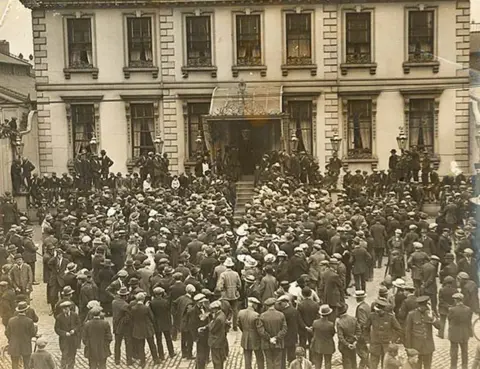 Pádraig Ó Ruairc A crowd outside Dublin's Mansion House on 8 July 1921, waiting for confirmation of the truce