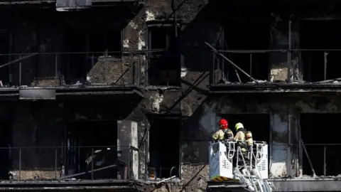 REUTERS/Eva Manez Los bomberos trabajan en el lugar de un incendio en un edificio de apartamentos en Valencia, España, el 23 de febrero de 2024.