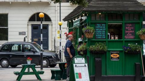 Qué son y para qué sirven las 13 misteriosas casetas verdes que