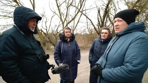 Lee Durant / BBC Image shows Jeremy Bowen interviewing women on the street