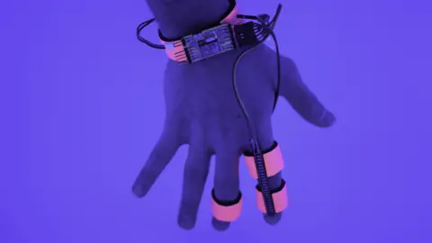 Media Lab, MIT The Dormio hand-worn device