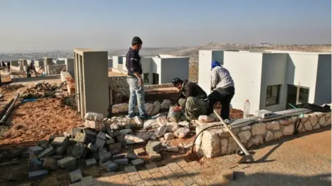 AFP Palestinian construction workers at Israeli settlement of Naale (file photo)