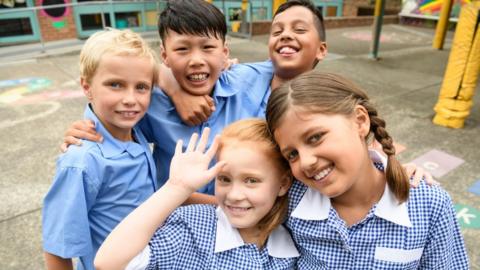 School's skirt ban: Petition over 'trousers only' rule - BBC News