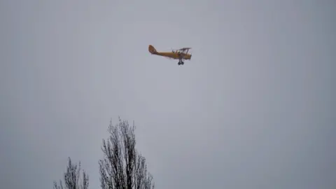 Tiger Moth flies over Bedworth