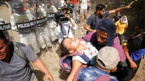 Reuters Migrants cross the Suchiate river at the border between Guatemala and Mexico in a bid to get to the US, 20 January 2020
