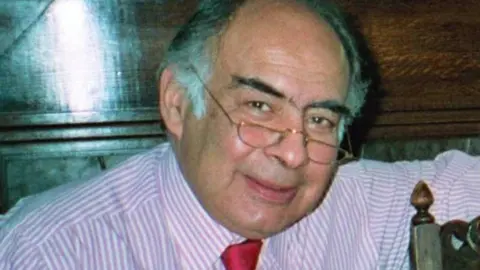 Halls Magdi Latif Obeid