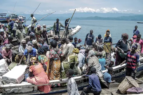 Moses Sawasawa for Fondation Carmignac Vendors and shoppers at Kituku market on the shores of Lake Kivu in Goma