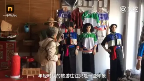 Pear Video Ms Qi taking pictures to show her relatives