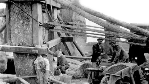 English Heritage Working on the stones (1901)