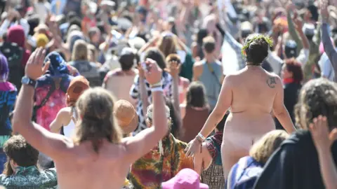AFP Eclipse watchers react during the total solar eclipse at the Symbiosis Oregon Eclipse Festival at Big Summit Prairie ranch in Oregon's Ochoco National Forest near the city of Mitchell, August 21, 2017