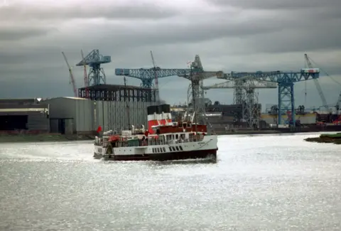 Waverley Excursions The Waverley passes Clydebank shipyard in 1985