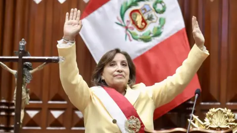 Anadolu Agency via Getty Images Dina Boluarte greets members of the Congress after being sworn in as Peru's new president. Photo: 7 December 2022