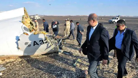 EPA Egyptian Prime Minister Sherif Ismail (foreground) visits Sinai crash site, 31 October 2015