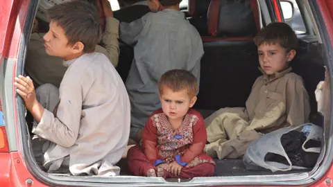 Getty Images Afghan people wait to enter Pakistan through the Chaman-Spin Boldak border crossing in Afghanistan - 28 August 2021