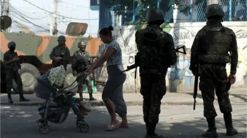 EPA Brazilian soldiers carry out an operation in the Complexo do Alemao favela in Rio de Janeiro, 21 August 2018