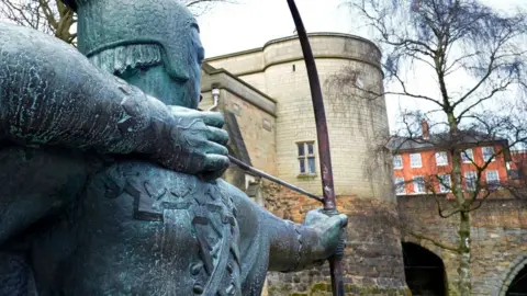 Alamy Robin hood statue at Nottingham Castle