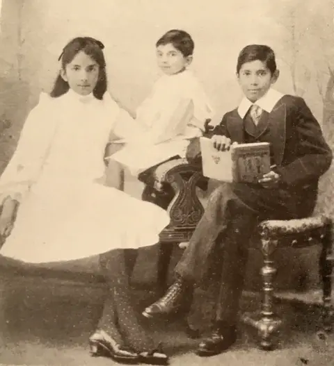 Sheela Bonarjee Dorothy with Neil and Bertie, in about 1904