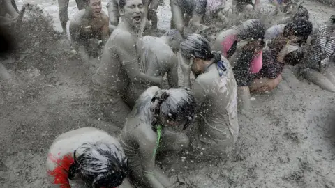 Row as New Zealand spends thousands on South Korean mud