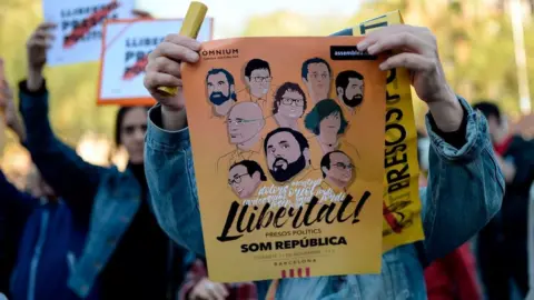 AFP A demonstrator holds up a poster demanding freedom for imprisoned pro-independence Catalan politicians during a demonstration called by students at the University of Barcelona in Barcelona on 5 November 2017