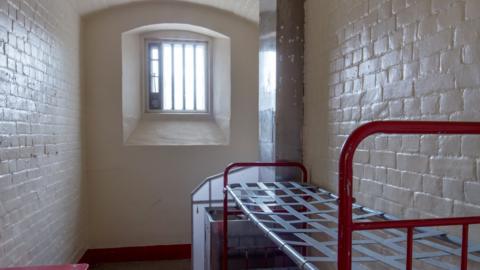 Reading Prison opens doors for Oscar Wilde art project - BBC News