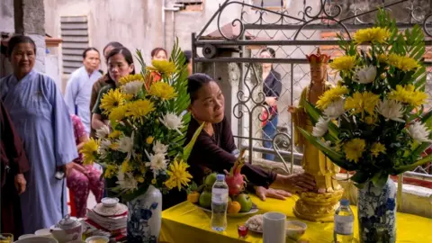 Getty Images Relatives of the victims of the Essex lorry incident at a Buddhist prayer ceremony in Vietnam