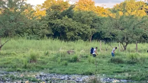 Nicaraguans crossing into Costa Rica