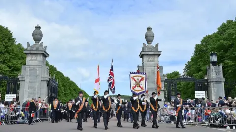 Pacemaker Parades leaving Stormont Estate