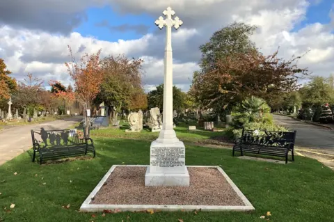 Slade Green disaster memorial in Erith Cemetery