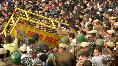 ANI Students clashing with police in Delhi