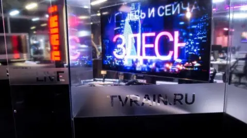 Reuters TV lietus studija Maskavā, Krievijā.  Faila attēls