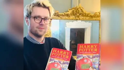 Hansons Man with two books