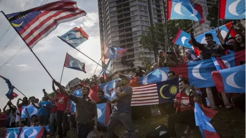 Getty Images Mahathir supporters outside the Istana Negara palace in Kuala Lumpur, 10 May