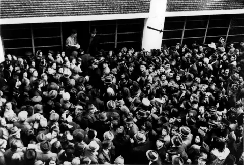 Archiv für Zeitgeschichte, ETH Zurich Thousands gathered to get protective letters