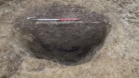 Oxford Archaeology East Pit found at Whittington Way