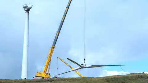 ScottishPower Renewables Wind turbine being decommissioned at Hagshaw Hill