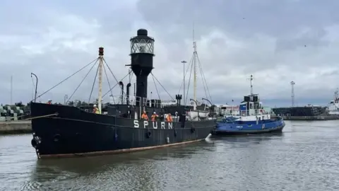 @hullmaritime Spurn Lightship on water