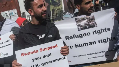 Getty Images Protesters demonstrate against Rwanda deportation plan in London (08/06/22)