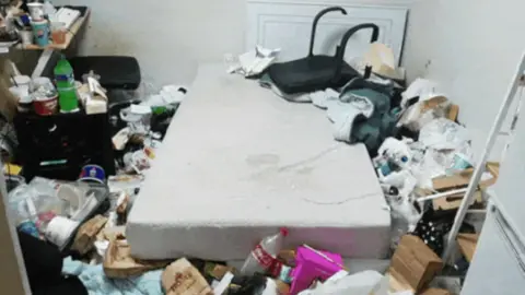 Yoo Seung Gyu's messy room when he was a recluse had items such as food containers and soft drink bottles scattered everywhere