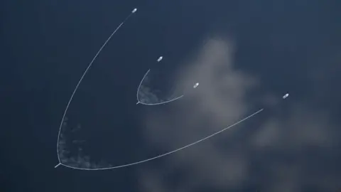 The Ocean Cleanup Mock-up image comparing the size of its new, larger floating barrier to its current 800m system