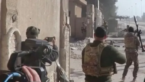 Reuters SDF forces outside Ghwayran prison (23/01/22)