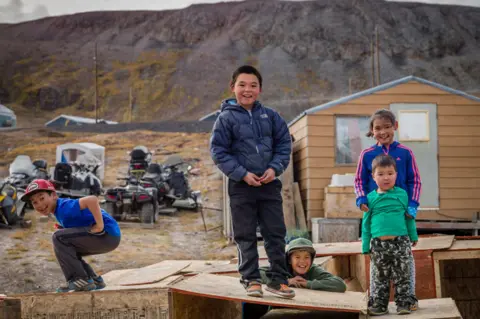 Alamy Inuit children on Baffin Island