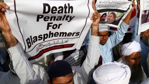 EPA Hardline protesters hold banners demanding death for blasphemers in Karachi, Pakistan (12 Oct 2018)