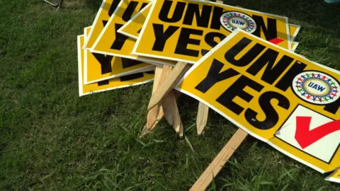 Union vote yes placards