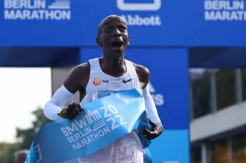 Reuters Athletics - Berlin Marathon - Berlin, Germany - September 25, 2022 Kenya's Eliud Kipchoge celebrates as he wins the Berlin Marathon and breaks the World Record