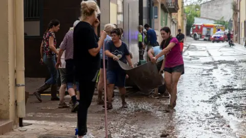 Europa Press News vía Getty Images Varios vecinos trabajan en zonas afectadas por las lluvias, el 3 de septiembre de 2023, en Santa Bárbara, Tarragona, Cataluña, España.